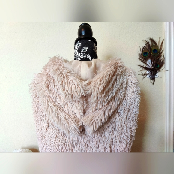 Angie sleeveless and hooded light Pink fuzzy vest with front zipper (Small) π©· - Picture 4 of 16